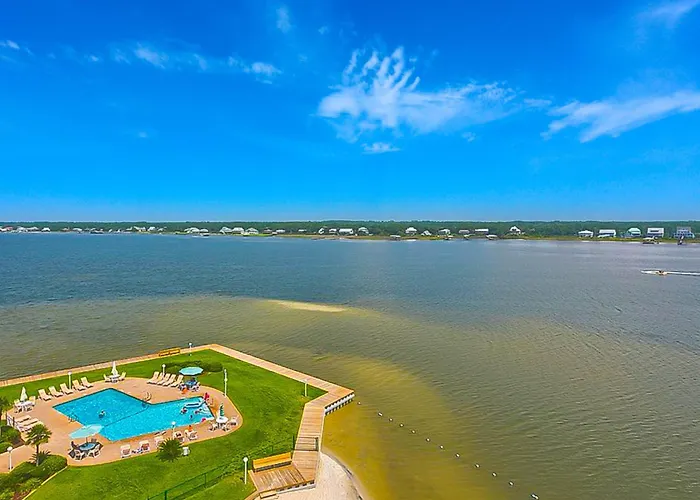 Holiday home Beautiful Waterfront With Fantastic Views Pool Balcony & W&d *