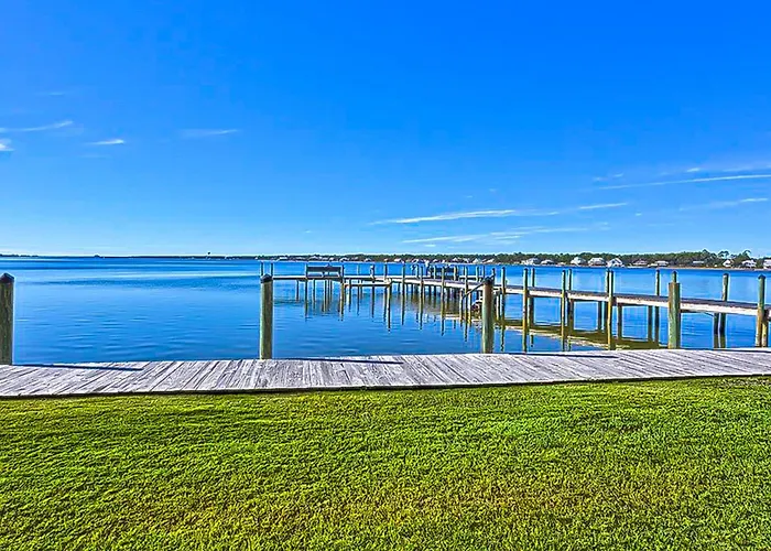 Holiday home Beautiful Waterfront With Fantastic Views Pool Balcony & W&d